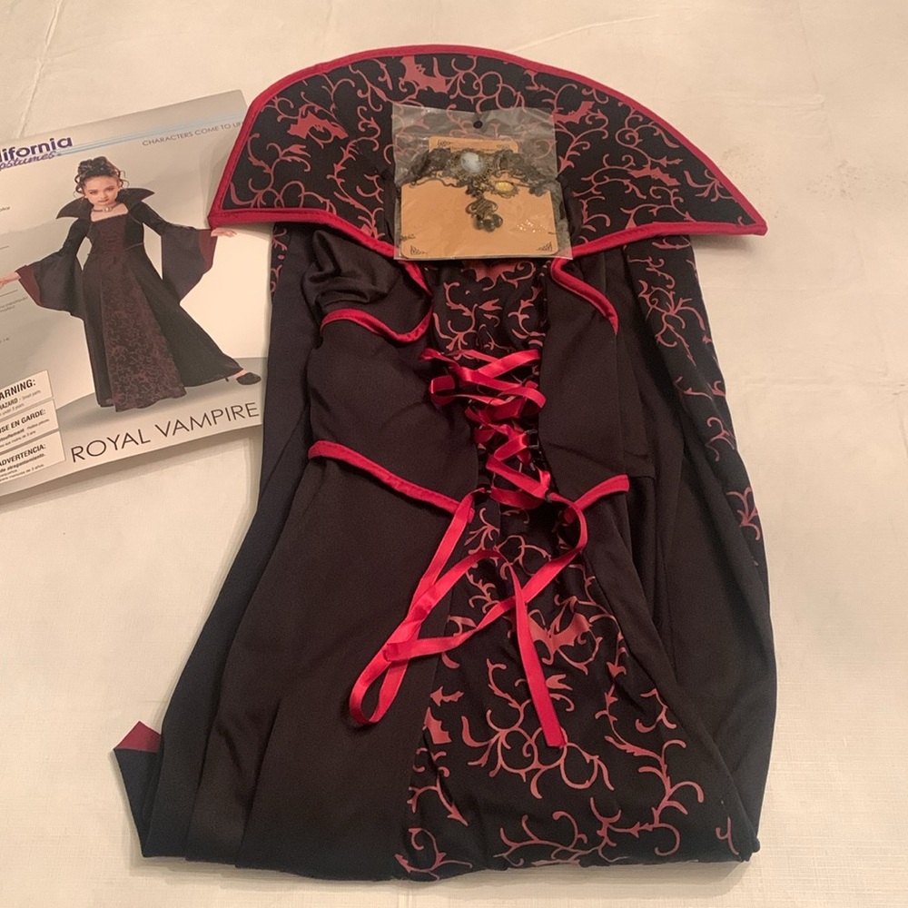 California Costumes Child Royal Vampire costume. Child Med (8-10 ) - Picture 5 of 8